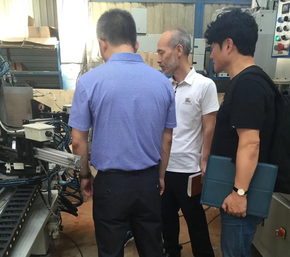 Korean customers came to visit and watched the demonstration of Four Point Welding Machine CNC Korean customers came to visit and watched the demonstration of Four Point Welding Machine CNC