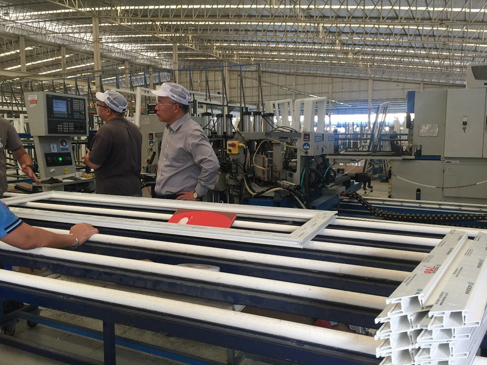 Техник устанавливал четырехточечный сварочный аппарат с ЧПУ на заводе заказчика в Таиланде.