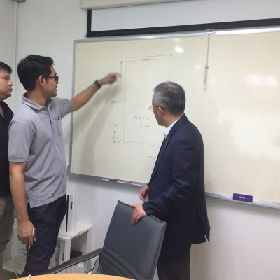 Discussing the machine layout plan with customers in Thailand.